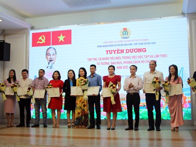 Tuyên dương gia đình Văn hóa – Hạnh phúc tiêu biểu 