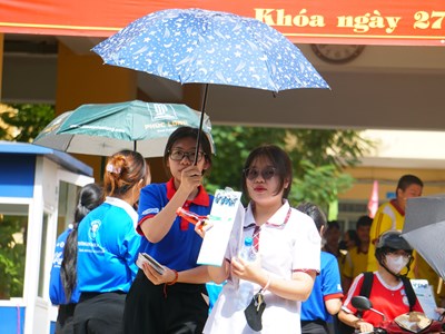 Khoảnh khắc đẹp của sinh viên tình nguyện “tiếp sức” thí sinh