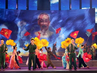 Ấn tượng chương trình nghệ thuật đặc biệt “Tự hào Thành phố mang tên Người”