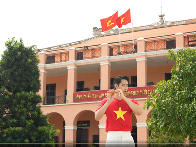 Nam vương Tuấn Ngọc thổi sáo trên nền nhạc ca khúc “Lá cờ”