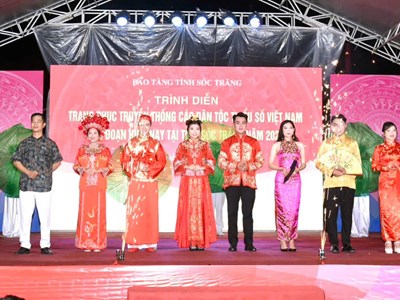 Ngày hội bánh Pía, bánh Trung thu và trình diễn trang phục truyền thống các dân tộc 
