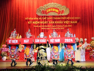 Các nghệ sĩ sân khấu ủng hộ hơn 2 tỉ đồng hỗ trợ đồng bào thiên tai