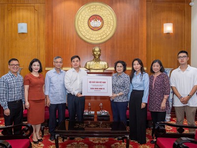 Hội Xuất bản Việt Nam trao 500 triệu đồng ủng hộ đồng bào bị bão lụt