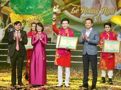 Lê Hoàng Nghi đăng quang Chuông vàng vọng cổ 2024