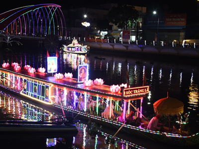 Tưng bừng trình diễn thả Đèn nước và ghe Cà Hâu