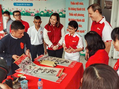 Tết đậm chất Việt đến với người dân khó khăn