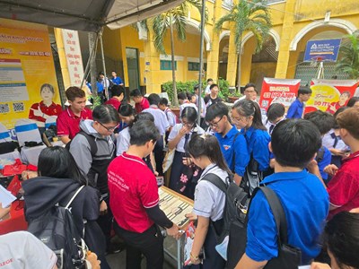 Hơn 3.000 học sinh tham gia ngày hội hướng nghiệp, tuyển sinh 2025