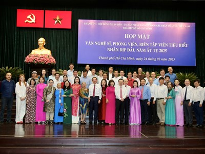 Lãnh đạo TP.HCM họp mặt văn nghệ sĩ, phóng viên, biên tập viên tiêu biểu