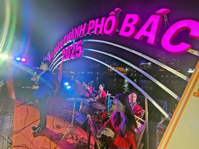 Biểu diễn nghệ thuật Đờn ca tài tử Nam Bộ trên sông Sài Gòn