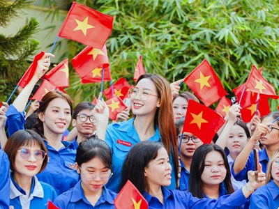 Dàn hoa hậu, á hậu dự Lễ chào cờ “Tôi yêu Tổ quốc tôi”