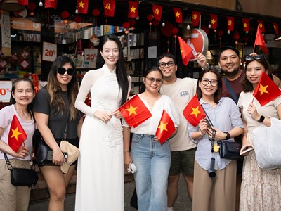 Các hoa hậu tặng cờ Việt Nam đến du khách quốc tế tại Đường sách TP.HCM