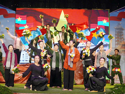 Xúc động chương trình nghệ thuật “Sao vàng trên Đất Thép”