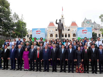 Tổng Bí thư Tô Lâm dâng hương tưởng nhớ Chủ tịch Hồ Chí Minh