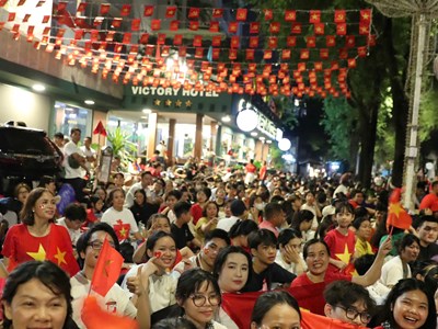 Hàng ngàn người dân đổ về trung tâm thành phố, tưởng nhớ và tri ân quá khứ