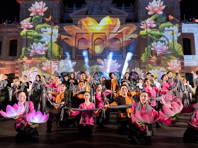 Các nàng hậu duyên dáng trong  “Vũ điệu khăn rằn” tại đường đi bộ Nguyễn Huệ 