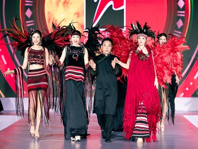 Sắc màu Tây Nguyên qua nghệ thuật móc len thủ công 