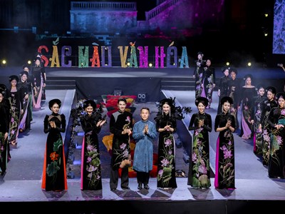 Nhà thiết kế Việt Hùng sáng tạo với áo ngũ thân Huế