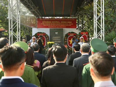 Dâng hương, dâng hoa tưởng niệm Tổng Bí thư Nguyễn Văn Linh