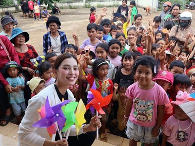 Tiểu Vy mang dự án cộng đồng giúp đỡ trẻ em hoàn cảnh khó khăn