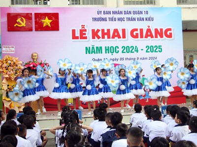 Lần đầu tiên, trường học trên toàn quốc chào cờ, hát Quốc ca cùng một thời điểm tại Lễ khai giảng