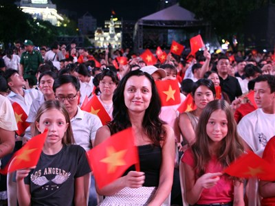 Khán giả đội mưa xem trọn ‘Ánh sao độc lập’