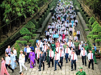 Đoàn đại biểu Đại hội Đảng bộ TP.HCM dâng hương tưởng nhớ các Vua Hùng