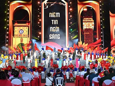 Đặc sắc chương trình nghệ thuật 'Dưới ánh sáng quang vinh'