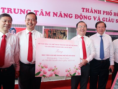 Trao tặng Không gian 'Cây tri thức' và 126.000 quyển sách đến Học viện Cán bộ TP.HCM