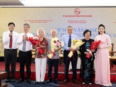 Họp mặt văn nghệ sĩ Khu căn cứ R