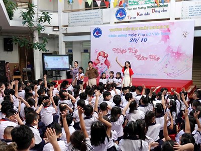 Nhạc sĩ Nguyễn Văn Chung và ca sĩ Duyên Quỳnh giao lưu âm nhạc cùng học sinh tiểu học