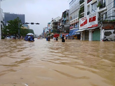 Mưa lũ lịch sử ở Huế, 32 phường, xã chìm trong nước 