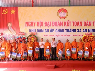 Chủ tịch Quốc hội dự Ngày hội Đại đoàn kết toàn dân tộc tại Cần Thơ