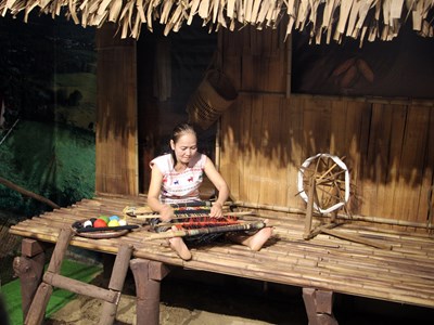 Trưng bày chuyên đề về nghề dệt thổ cẩm truyền thống của phụ nữ Mạ