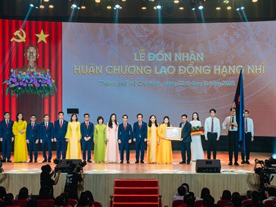 Trường Đại học Văn Lang đón Huân chương Lao động hạng Nhì