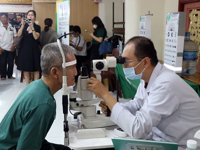 TP.HCM: Khám mắt, trao quà cho 250 người dân có hoàn cảnh khó khăn