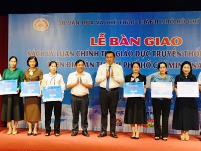 TP.HCM trang bị hơn 10.600 bản sách lý luận chính trị, giáo dục truyền thống đến cơ sở