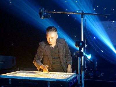 Nghệ sĩ tranh cát Nguyễn Tiến xúc động trong đêm nghệ thuật tôn vinh nhạc sĩ Lư Nhất Vũ, nhà thơ Lê Giang