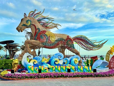 Độc đáo linh vật ngựa được thiết kế bằng mây tre đón Tết Bính Ngọ 2026