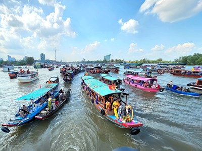 Hàng ngàn người dự Lễ hội Tống phong tại Miếu Bà Xóm Chài