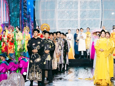 Hàng trăm nghệ sĩ, hoa hậu trình diễn áo dài trên phố đi bộ