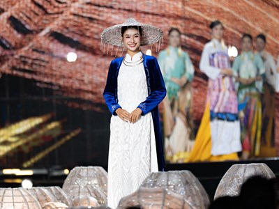 Nguyễn Thanh Hà trình diễn áo dài, lan tỏa thông điệp ‘phát triển bền vững’