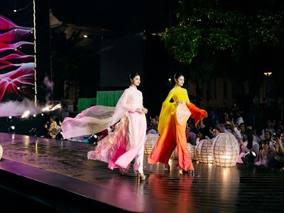 Hoa hậu khoe sắc trong tà áo dài kể chuyện nghề tơ tằm Việt