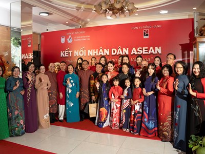 Đoàn ngoại giao ASEAN xem trình diễn áo dài, khám phá văn hóa Châu Ro