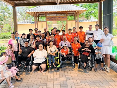 Nạn nhân da cam học chụp ảnh, trải nghiệm Làng Văn hóa Việt – Nhật