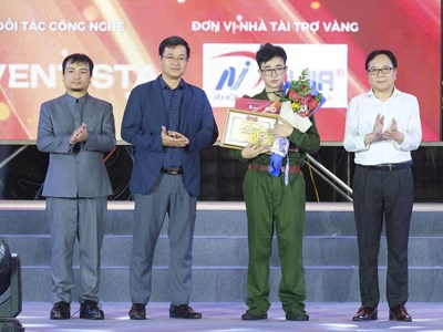 Kiều Vũ Nhật Anh đoạt giải “Nam ca sĩ được yêu thích nhất” tại Búp Sen Vàng