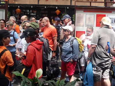 Đừng để “điểm nghẽn” giữ xe làm khó không gian văn hóa đọc   