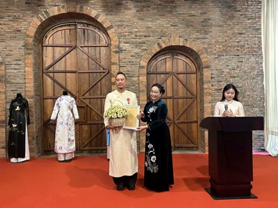 Bảo tàng Áo Dài tiếp nhận hiện vật áo dài do NTK Võ Việt Chung trao tặng