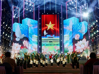 “Tình ca đất nước” tối 30.4 thu hút hàng ngàn khán giả tại phố đi bộ Nguyễn Huệ