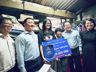 Trao học bổng toàn phần cho nữ lớp trưởng được “nhặt nuôi” từ hẻm nhỏ