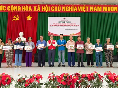Hội Chữ thập đỏ TP.HCM trao 110 phần quà đến người dân Đặc khu Côn Đảo